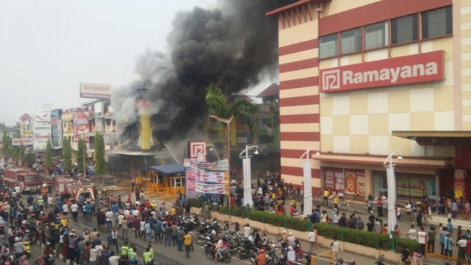 Suasana saat terjadinya kebakaran di ruko Kompleks WTC Batanghari Jambi